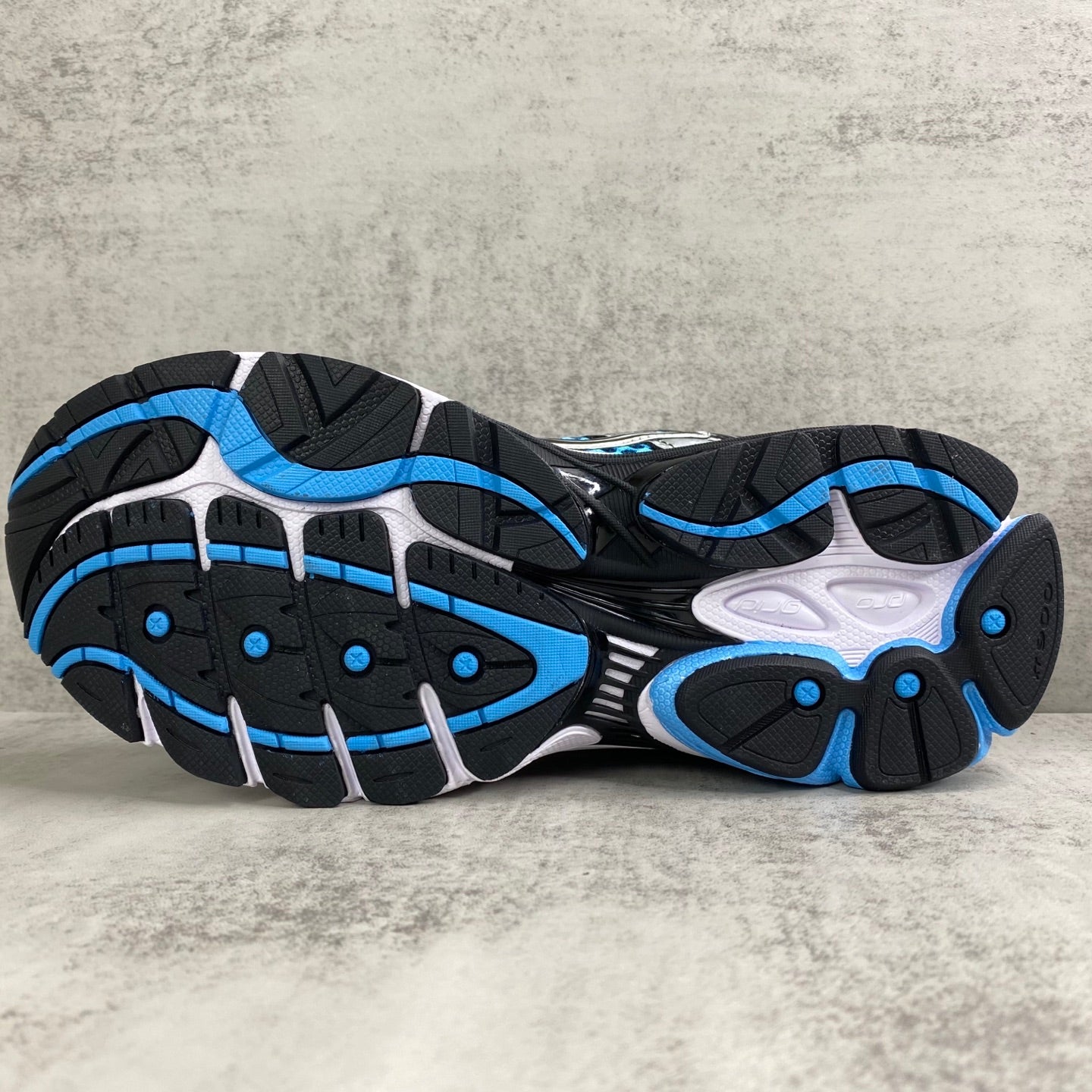 SAUCONY OMNI 9